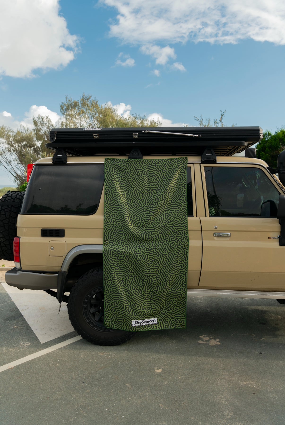 LIME - Sand Free Magnetic Beach Towel In Green
