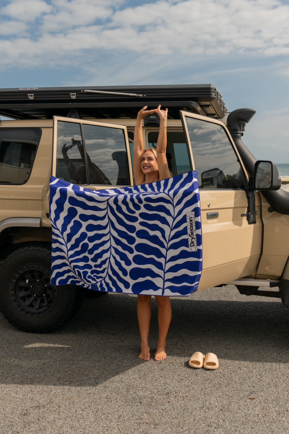 SANTORINI - Sand Free Magnetic Beach Towel In Blue