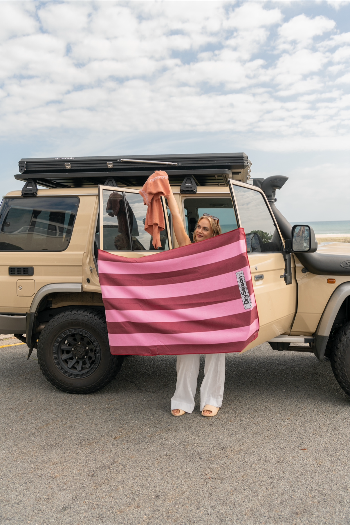 HAVANA - Sand Free Magnetic Beach Towel In Red & Pink