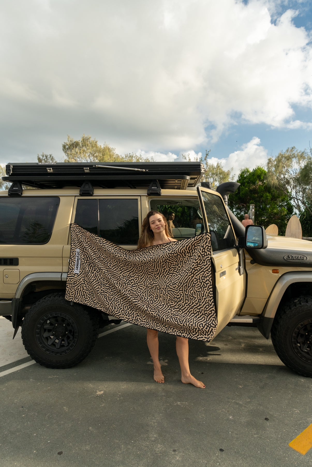 SANDY - Sand Free Magnetic Beach Towel In Light Brown
