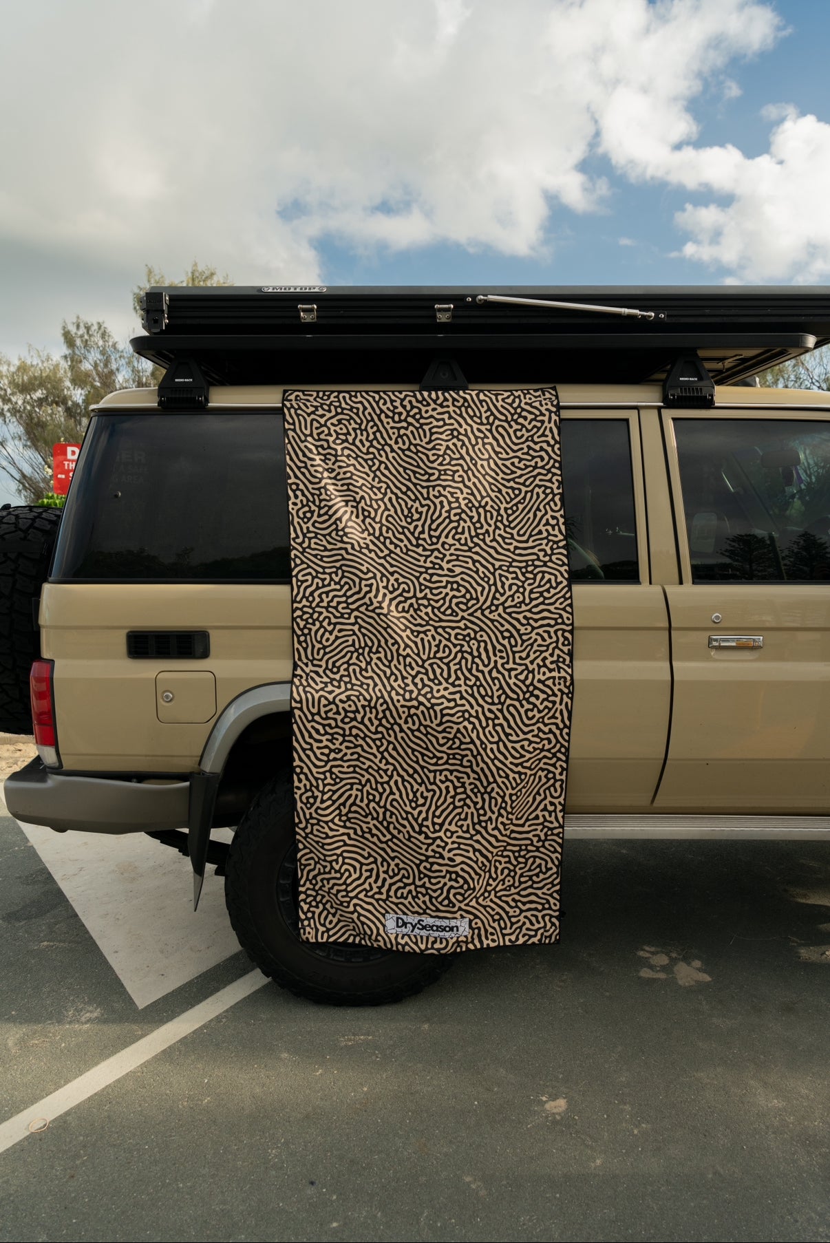 SANDY - Sand Free Magnetic Beach Towel In Light Brown