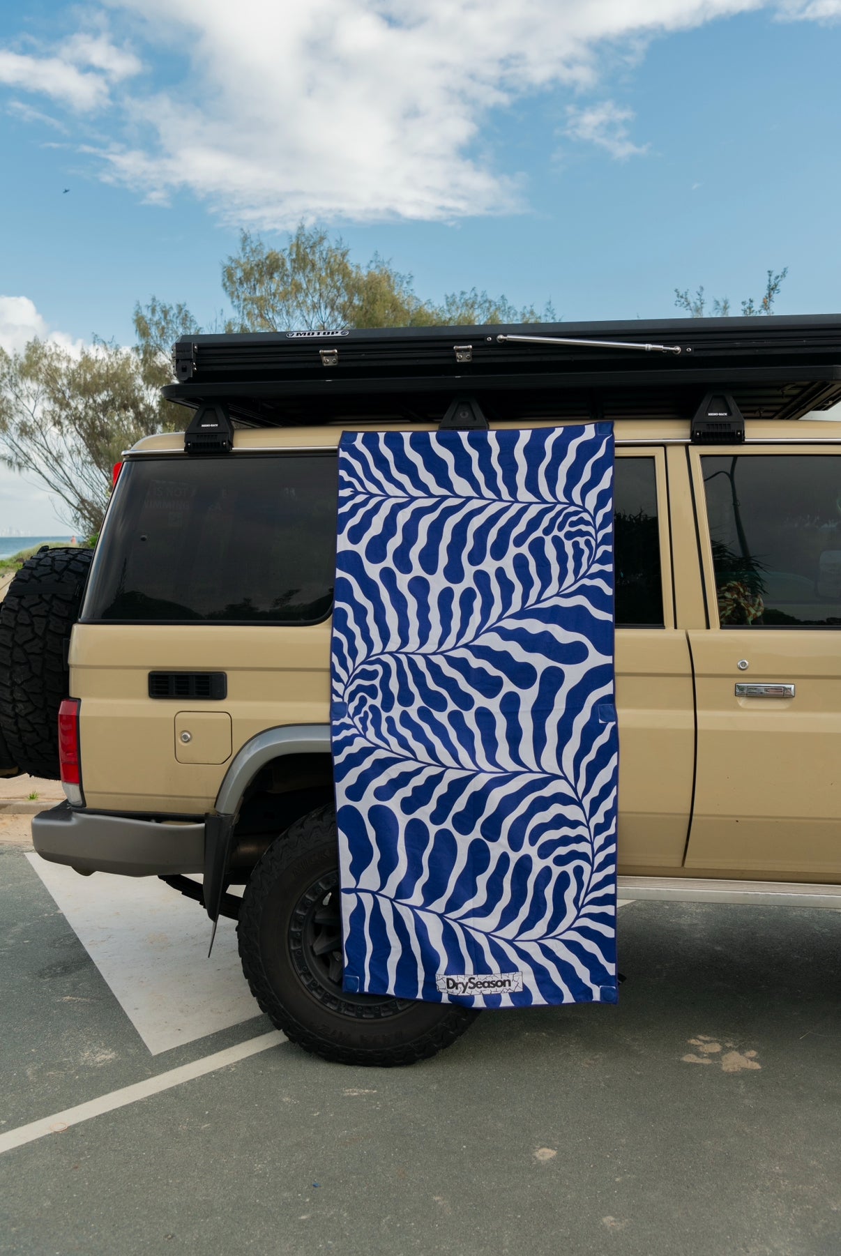 SANTORINI - Sand Free Magnetic Beach Towel In Blue