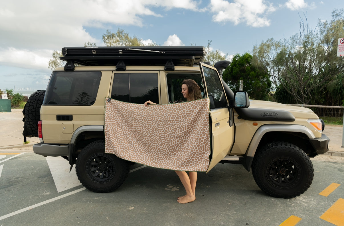 SPINIFEX - Sand Free Magnetic Beach Towel In Black & White