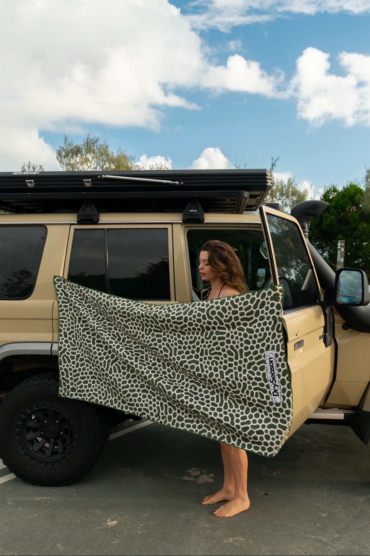 SPINIFEX - Sand Free Magnetic Beach Towel In Black & White