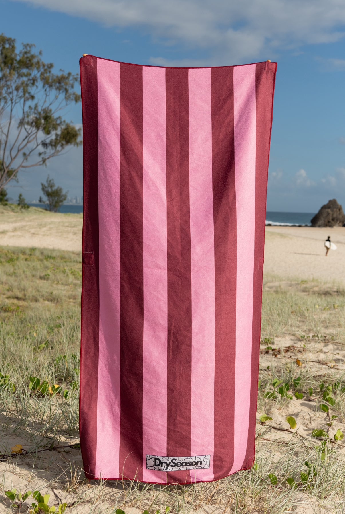 HAVANA - Sand Free Magnetic Beach Towel In Red & Pink
