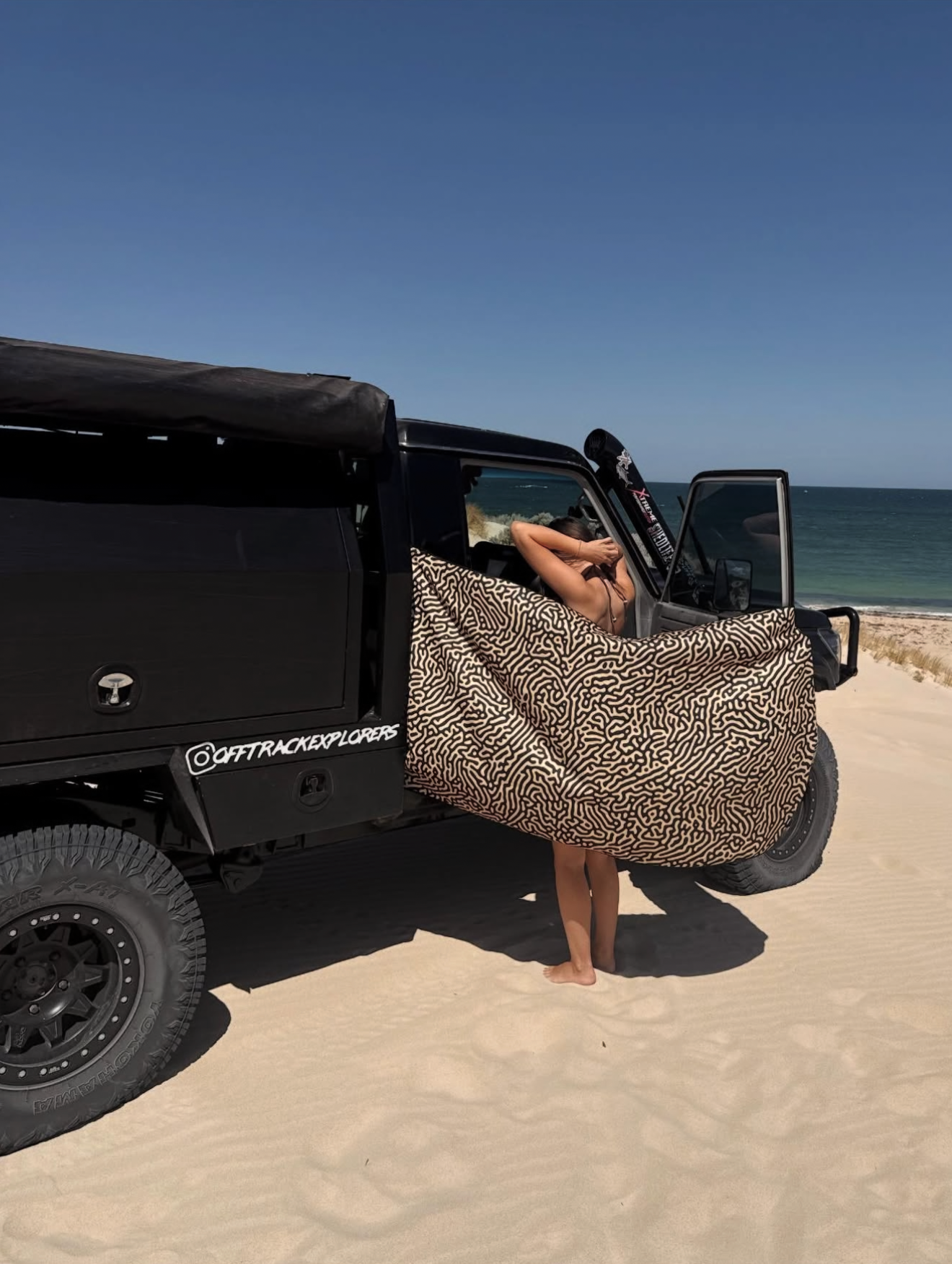 SANDY - Sand Free Magnetic Beach Towel In Light Brown